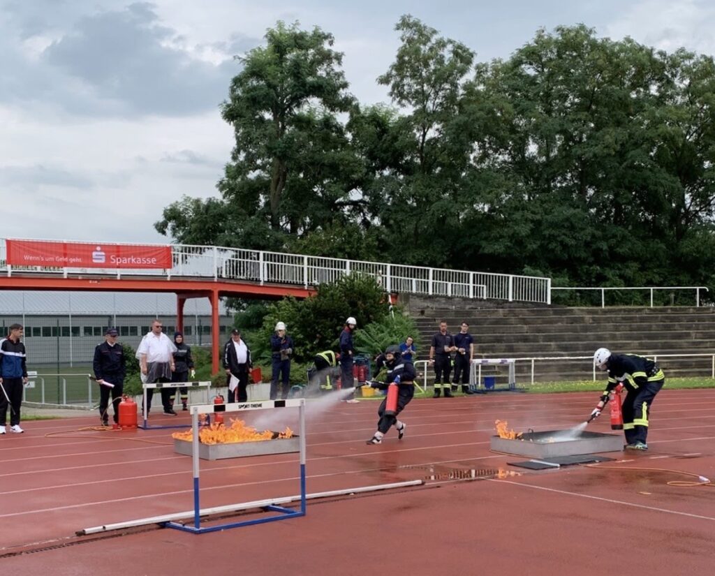 4x100m Hindernisstaffel - Team MOL hat das Feuer fast aus